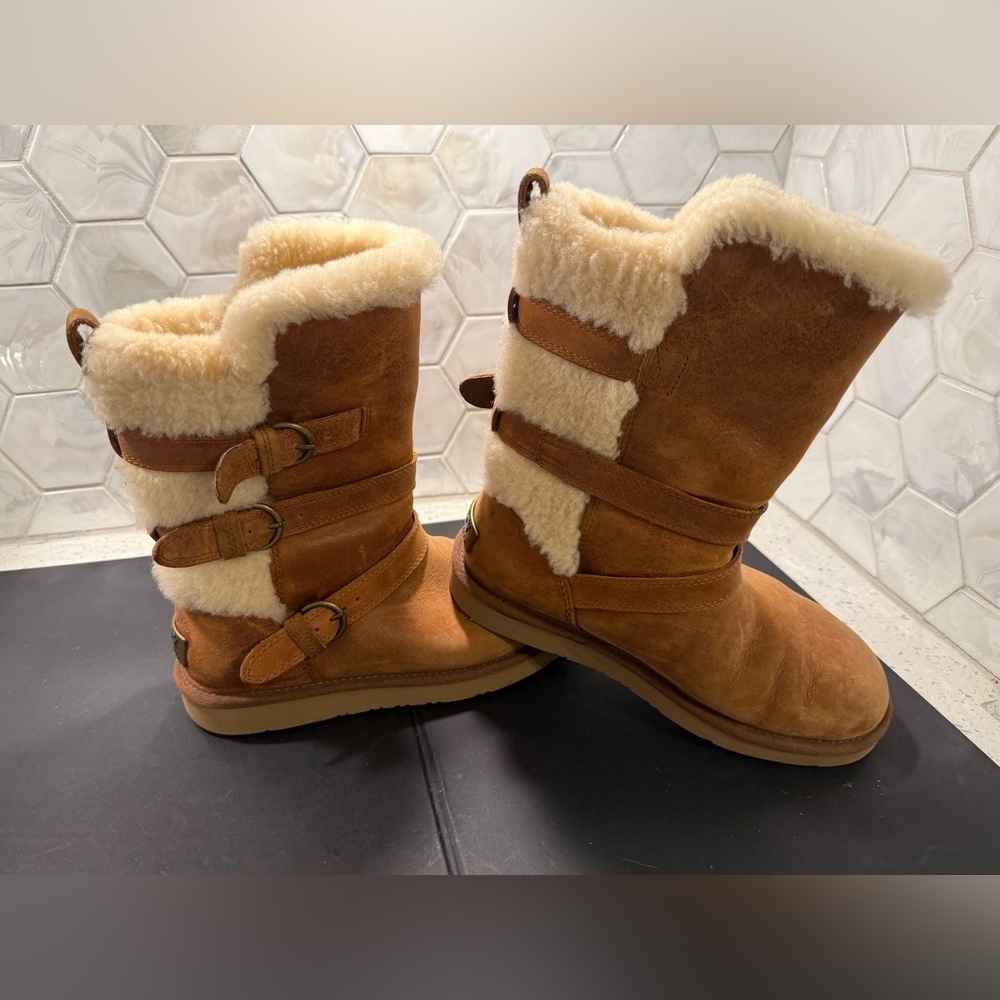 Ugg Woman’s Beckett Boots Sz 6 Chestnut Brown Leather Strap Closure Sheepskin